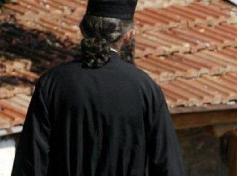 Φρουρούμενος στο νοσοκομείο ο 88χρονος Ιερέας που σκότωσε και πέταξε γάτα στα σκουπίδια