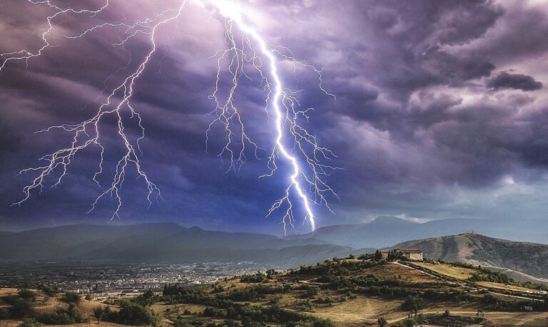 ΕΜΥ: Έκτακτο δελτίο επικίνδυνων καιρικών φαινομένων – Ισχυρές βροχές και κεραυνοί