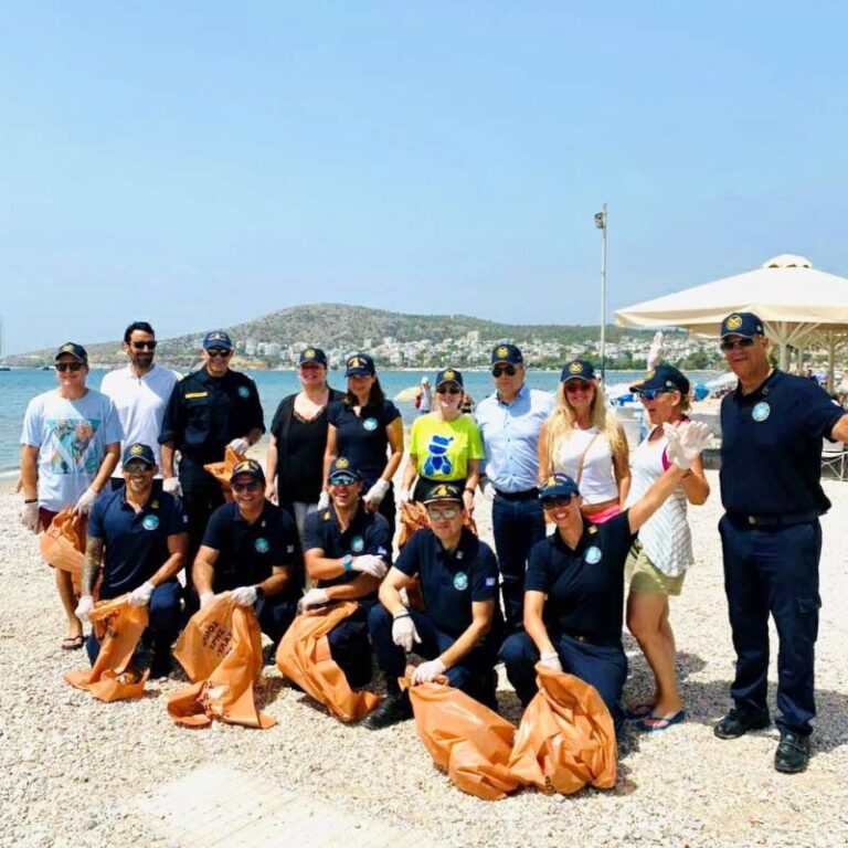 Καθαρισμοί ακτών από αξιωματικούς- αθλητές του Λιμενικού στην Βάρκιζα(φωτο)