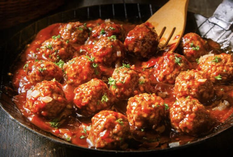 Κεφτεδάκια κοκκινιστά και σκιουφιχτά με ξινομυζήθρα την Παρασκευή στην Κατσαρόλα!