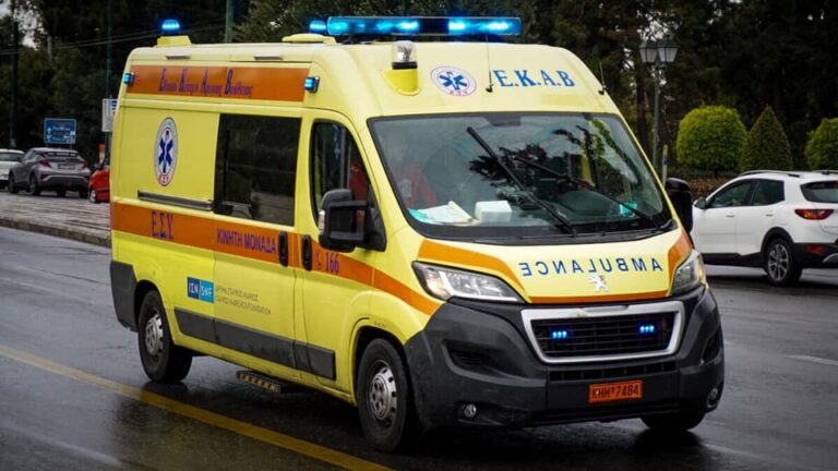Βραδινό τροχαίο στην Αρτέμιδα με τραυματισμό μοτοσυκλετιστή