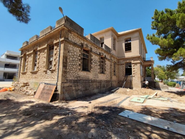 ”Καινούργια” γίνονται τα 1ο-5ο Δημοτικό Αρτέμιδας και το 1ο Δημοτικό Σπάτων(φωτο)