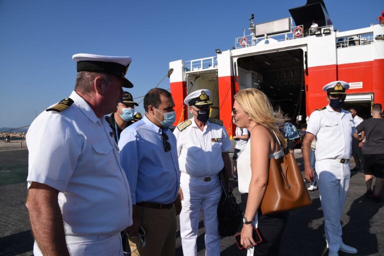 Ο υφυπουργός Ναυτιλίας και Νησιωτικής Πολιτικής Κώστας Κατσαφάδος στο λιμάνι της Ραφήνας