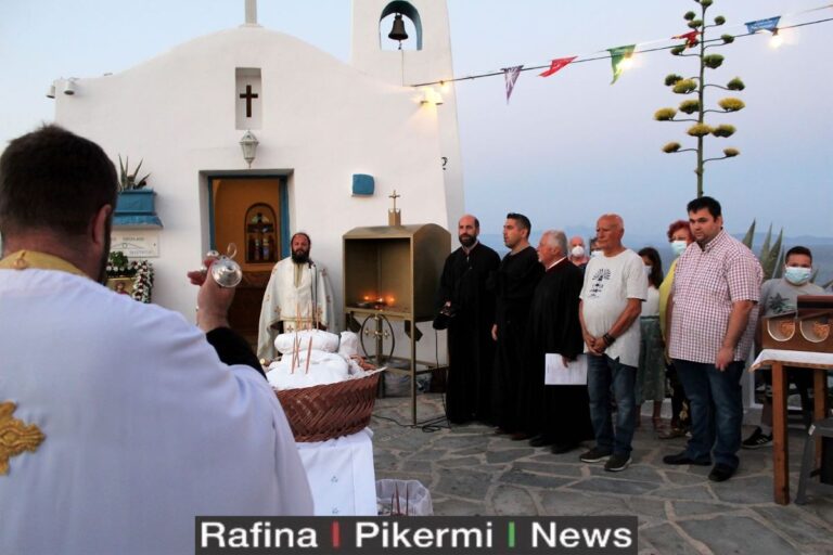 Εσπερινός και κατάνυξη στην Αγία Μαρίνα, πάνω από το λιμάνι της Ραφήνας