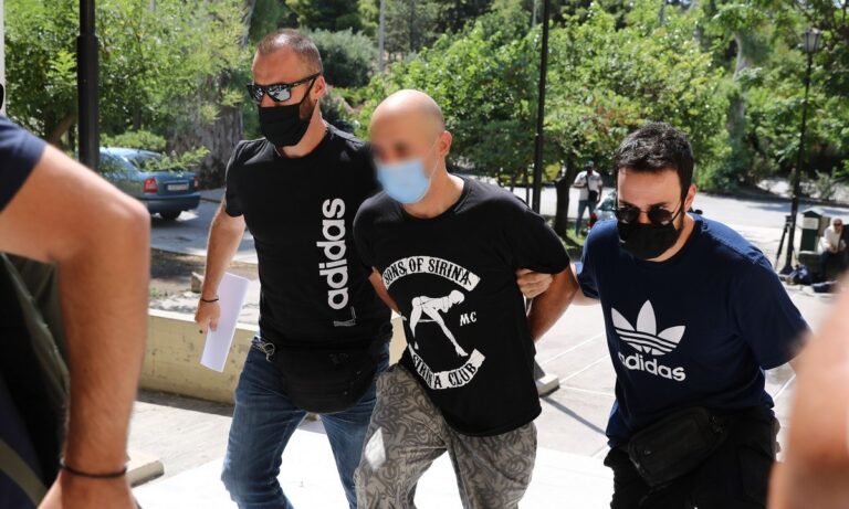 Σάλος: Ο αστυνομικός εμφανίστηκε στον εισαγγελέα με μπλούζα πορνογραφικής εταιρείας!