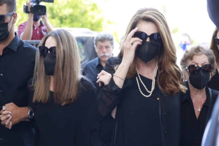 Το τελευταίο αντίο στον Τόλη Βοσκόπουλο: Συντετριμμένες η Άντζελα Γκερέκου και η Μαρία Βοσκοπούλου