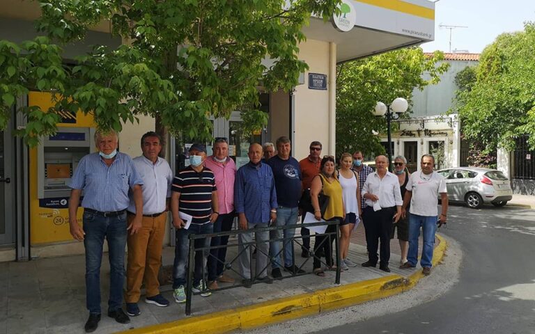 Ο Δήμαρχος Μαραθώνος Σ. Τσίρκας παρέδωσε ψήφισμα διαμαρτυρίας στην Διεύθυνση της τράπεζας Πειραιώς στο Μαραθώνα