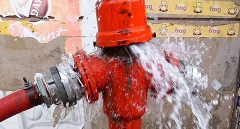 Φορτηγό έπεσε πάνω σε πυροσβεστικό κρουνό στην Καλλιτεχνούπολη
