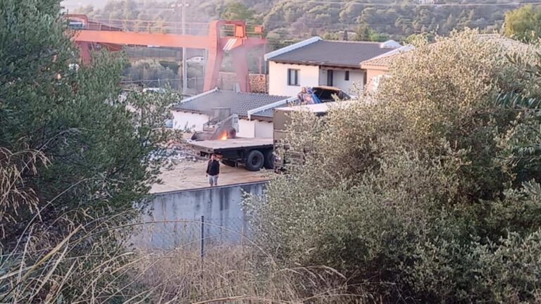 Πικέρμι: Επαγγελματίας έβαλε φωτιά για να κάψει μπάζα και διάφορα υλικά(φωτο)