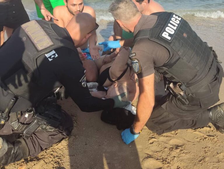 Άντρες της ομάδας Δίας έσωσαν ηλικιωμένη λουόμενη στην Αρτέμιδα(φωτο)