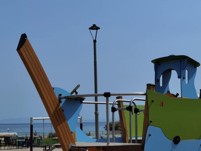 Πάρκο Καραμανλή Ραφήνα: Νέα σύγχρονα φώτα στην παιδική χαρά!