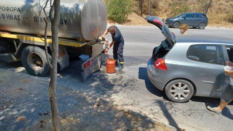 Υδροφόρες στο κάτω και το πάνω περίπτερο στο Ντράφι