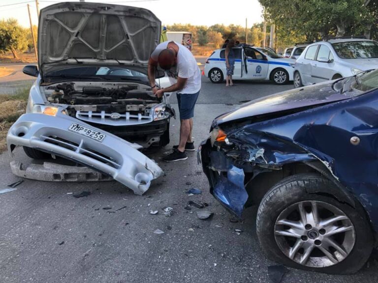 Ατύχημα στην Αρτέμιδα με ελαφρύ τραυματισμό των δύο οδηγών γυναικών