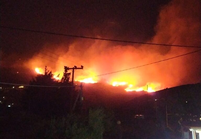 Μεγάλη φωτιά στην Κάρυστο, καίγονται σπίτια – Εκκενώνεται το Μαρμάρι(φωτο-βίντεο)