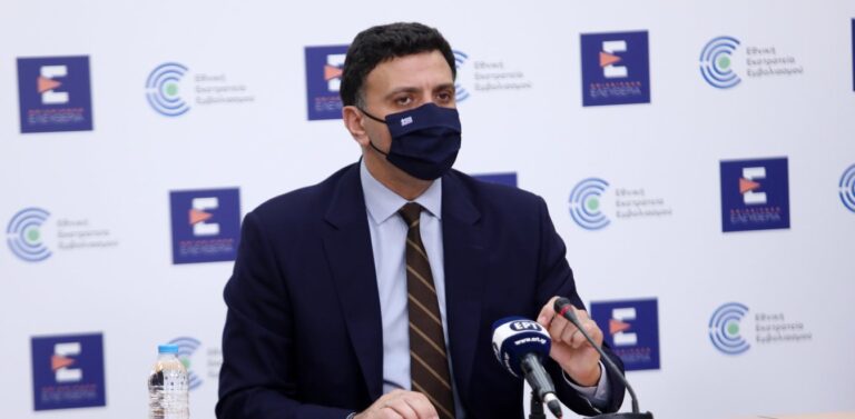 Κικίλιας: Να εφαρμοστούν τα μέτρα για ανεμβολίαστους – Εμβολιασμοί έξω από εκκλησίες