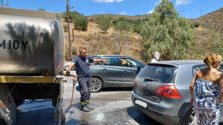 Η Υδροφόρα του δήμου δίνει πόσιμο νερό στους κατοίκους του Ντραφίου(φωτο)