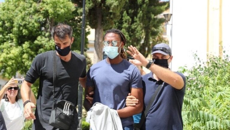 Ο Σεμέδο με χειροπέδες στην εισαγγελία πρωτοδικών
