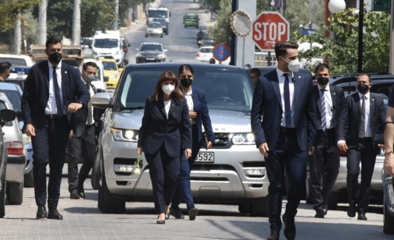 Κηδεύεται ο εθελοντής πυροσβέστης Βασίλης Φιλώρας παρουσία της ΠτΔ Κατερίνας Σακελλαροπούλου