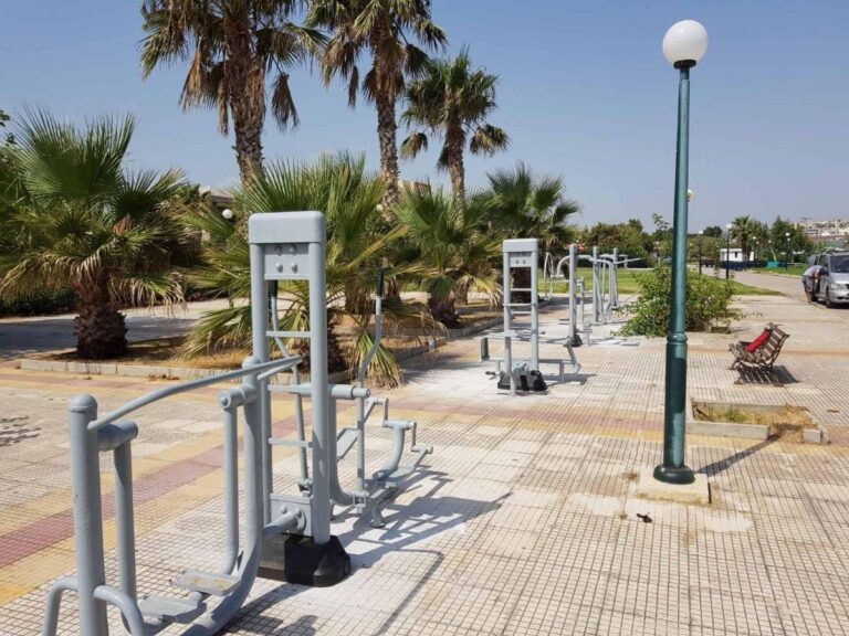 Σε νέο χώρο τοποθετήθηκαν στο Πάρκο Καραμανλή τα όργανα γυμναστικής από τον Οργανισμό Λιμένος Ραφήνας