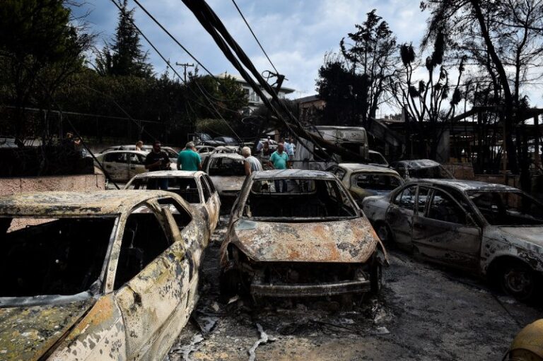 Κάτοικος του Ματιού απαντά για τις εκκενώσεις: «Αν σκούπιζες πτώματα από τον δρόμο, θα καταλάβαινες…»