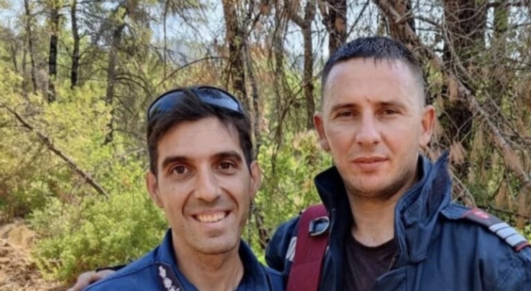Η συγκινητική κίνηση Έλληνα πυροσβέστη – Έδωσε ελληνική σημαία σε Ρουμάνο συνάδελφό του