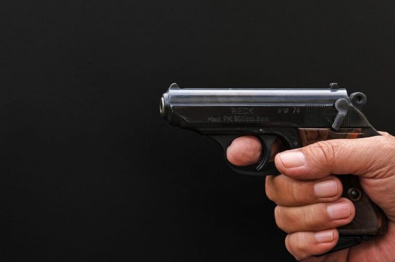 Συνταξιούχος έβγαλε όπλο σε τράπεζα στο Ψυχικό γιατί του πήραν τη σειρά