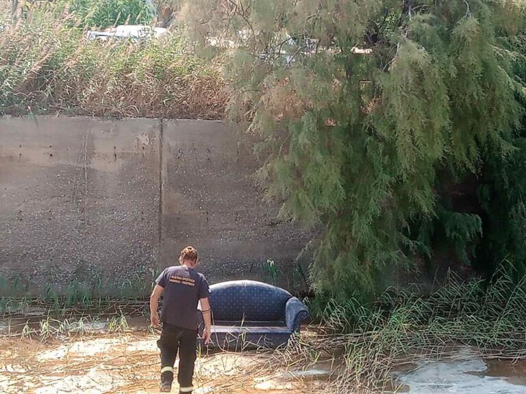 Ολόκληρο καναπέ πέταξαν στο Μεγάλο Ρέμα Ραφήνας!(φωτο)