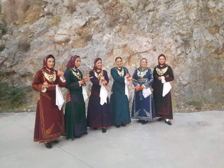 Το Λύκειο Ελληνίδων Ραφήνας και ο Σύλλογος Τριγλιανών Ραφήνας τίμησαν με χορούς από την Καππαδοκία τα θύματα της Μικρασιατικής καταστροφής