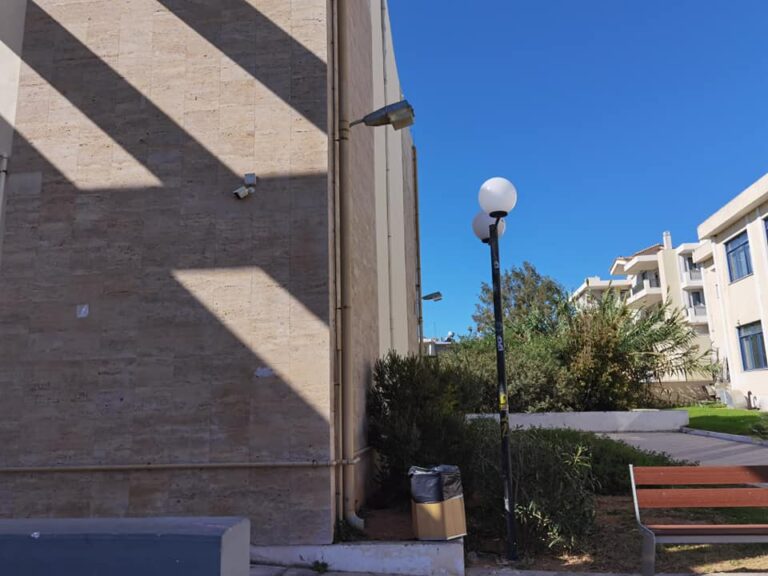 Το πριν και το μετά του βανδαλισμού στον προαύλιο χώρο του Δημαρχείου Ραφήνας