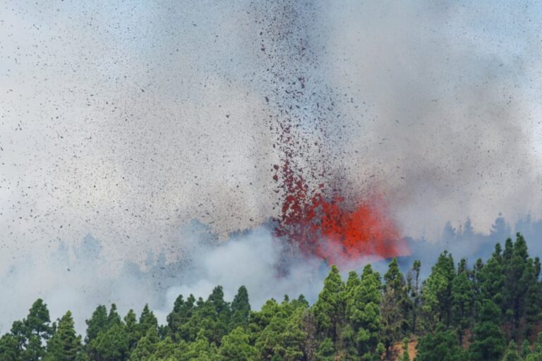 Κανάρια Νησιά: Ξύπνησε ηφαίστειο μετά από μισό αιώνα – Ποτάμια λάβας και υποχρεωτική εκκένωση δέκα περιοχών