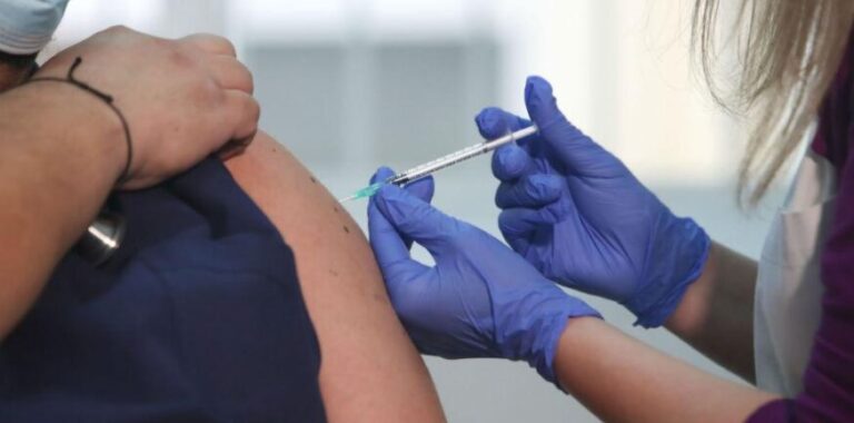 Ανοικτή από σήμερα η πλατφόρμα για την τρίτη δόση -Ποιοι έλαβαν sms για ραντεβού, ποιοι ακολουθούν