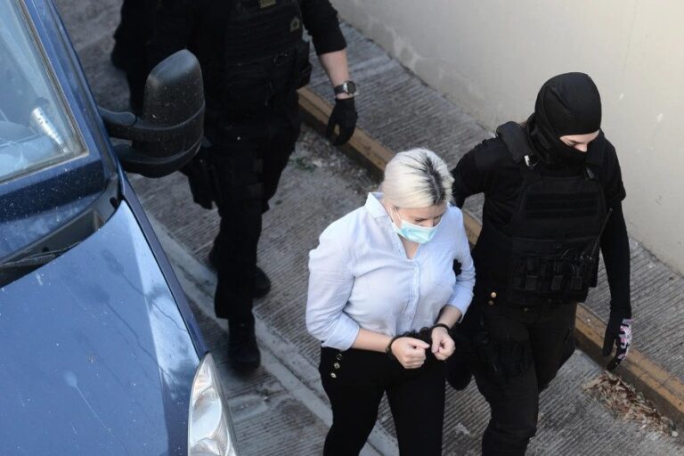 Έφτασε και η δράστις στο δικαστήριο -μπήκε από πλαϊνή πόρτα