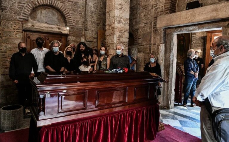 Ο Μίκης Θεοδωράκης ταξιδεύει προς την αιωνιότητα- η σορός του σε λαϊκό προσκύνημα