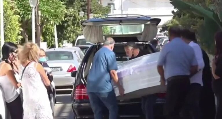 Σε κλίμα οδύνης τελείται η εξόδιος ακολουθία της Δώρας στη Ρόδο(φωτο- βίντεο)