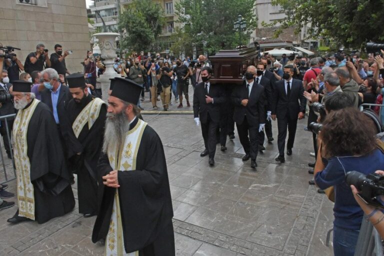 Μίκης Θεοδωράκης: Ξεκίνησε το τελευταίο του ταξίδι – Απούσα η κόρη του Μαργαρίτα από τη Μητρόπολη