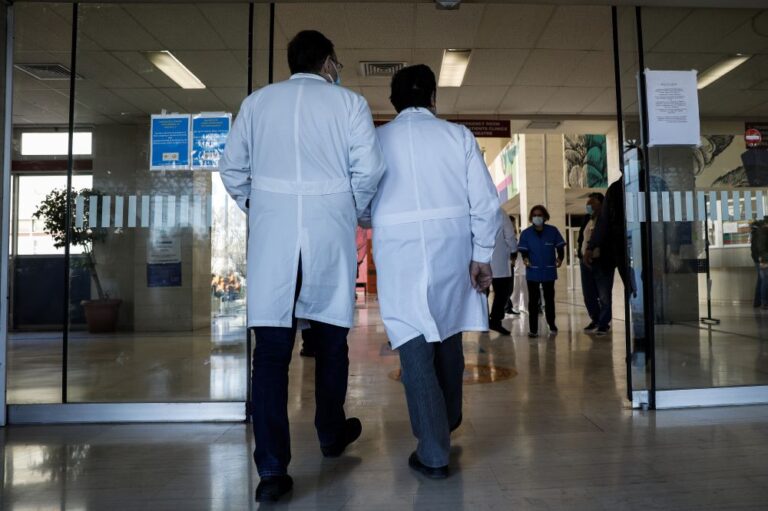 Σε αναστολή από σήμερα περίπου 15.000 ανεμβολίαστοι επαγγελματίες υγείας