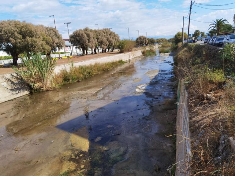 Προχωρούν ολοταχώς οι καθαρισμοί των ρεμάτων στη Ραφήνα(φωτο)