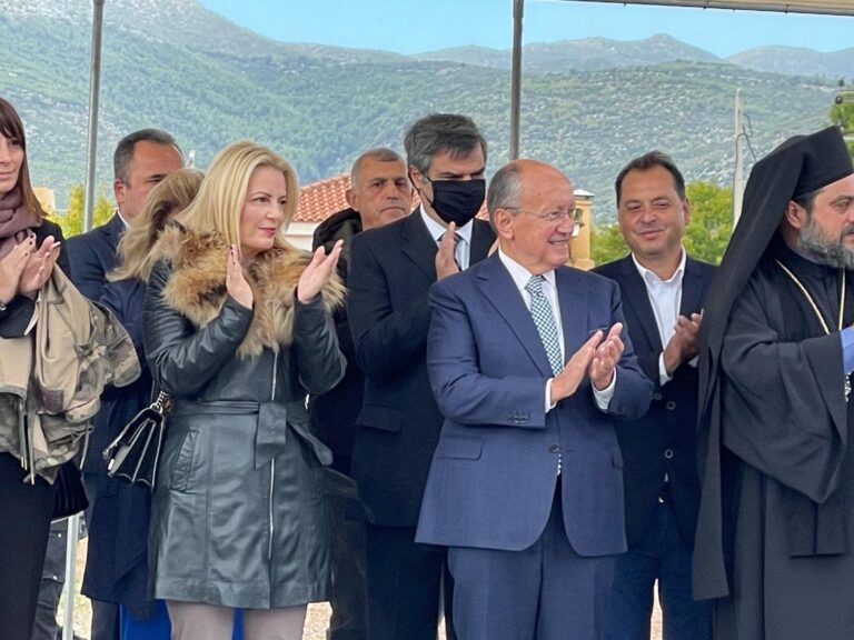 Στη Νέα Μάκρη για την 28η Οκτωβρίου η νεοεκλεγείσα Πρόεδρος Βανίτα Σωφρόνη(φωτο)