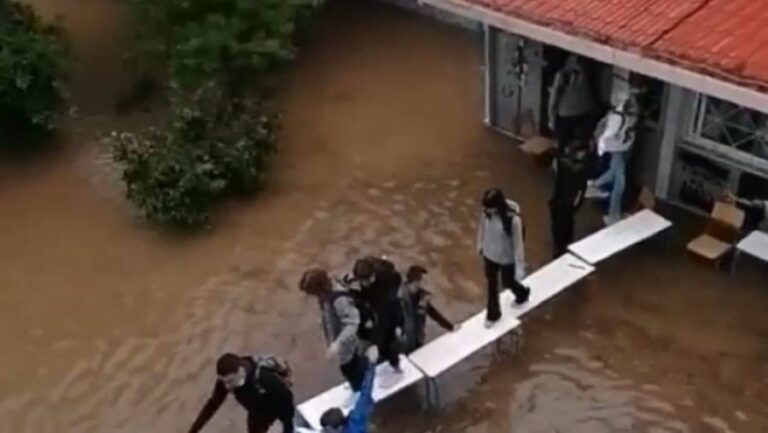 «Μπάλλος»: Μαθητές φτιάχνουν γέφυρα με θρανία σε πλημμυρισμένο σχολείο στη Φιλαδέλφεια (βίντεο)