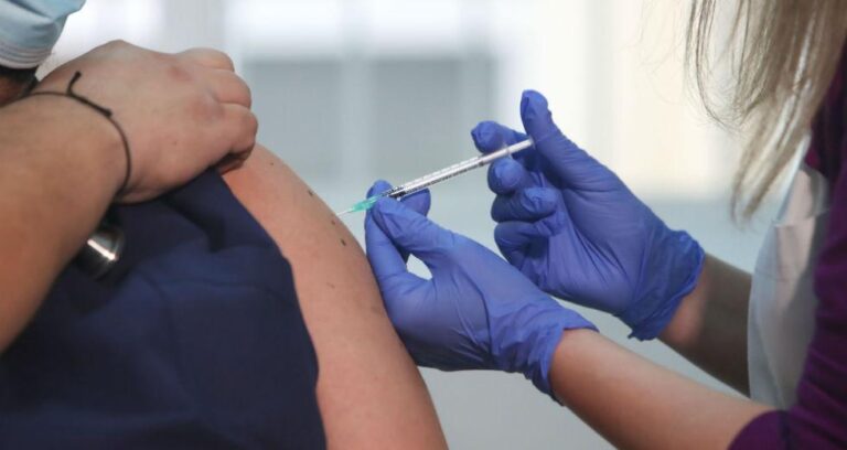 Εμβόλια: Τρίτη δόση από την Κυριακή και στους πενηντάρηδες