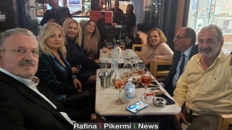 Μια ωραία παρέα από το Μαραθώνα γλεντάει στη Ραφήνα!