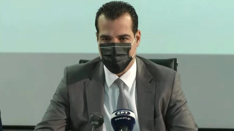 Ο Θάνος Πλεύρης εξειδικεύει τα νέα μέτρα για τους ανεμβολίαστους (live)