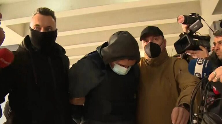 Έφτασε στον εισαγγελέα ο 23χρονος δολοφόνος του Άλκη εν μέσω αποδοκιμασιών