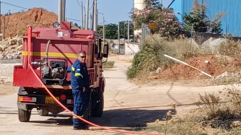 Ραφήνα: Φωτιά τώρα στην Αρίωνος που σβήστηκε έγκαιρα