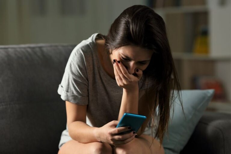 Revenge Porn: Απειλούν τις κοπέλες με τα βίντεο – “Τρέμω στην ιδέα ότι θα το μάθουν οι γονείς μου”
