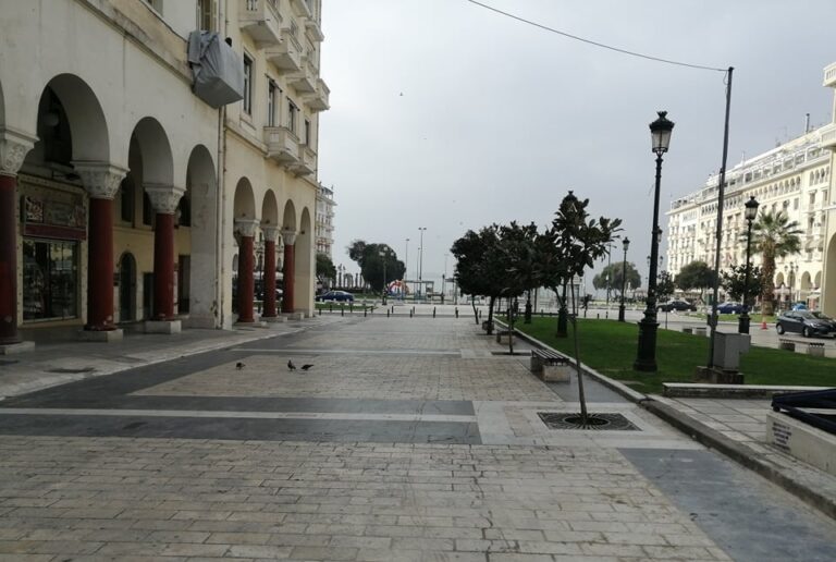 Άπλωσαν μπουγάδα στην πλατεία Αριστοτέλους (φωτο)