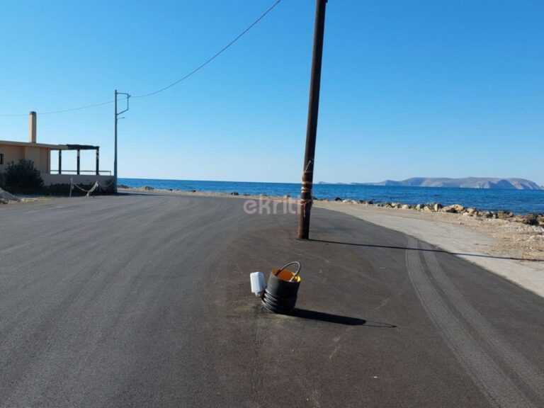Έφτιαξαν τον δρόμο, αλλά ξέχασαν τον στύλο της ΔΕΗ