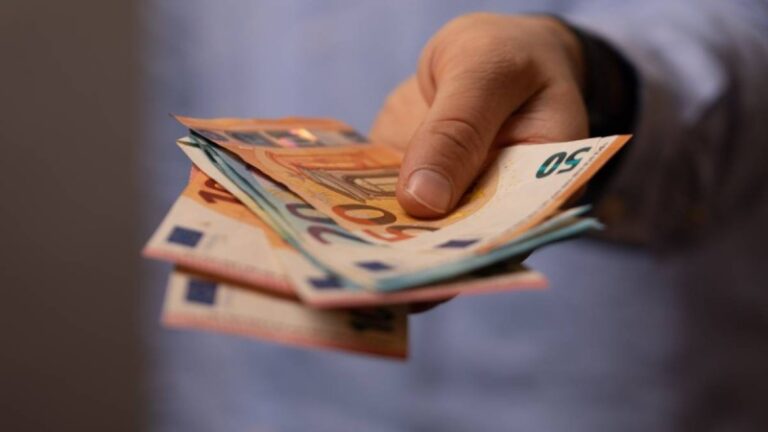 Επιταγή ακρίβειας 250 ευρώ: Πότε θα γίνουν οι πληρωμές στους δικαιούχους