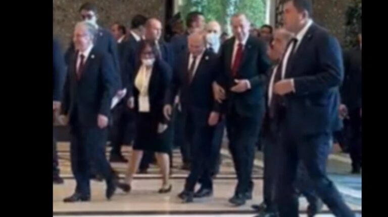 Ο Ερντογάν πήρε αγκαζέ τον Πούτιν – Τον γύρο του κόσμου το στιγμιότυπο (βίντεο)
