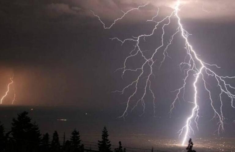 Γενικό μπλακ άουτ στη Μυτιλήνη από την κακοκαιρία -Μεγάλες πλημμύρες